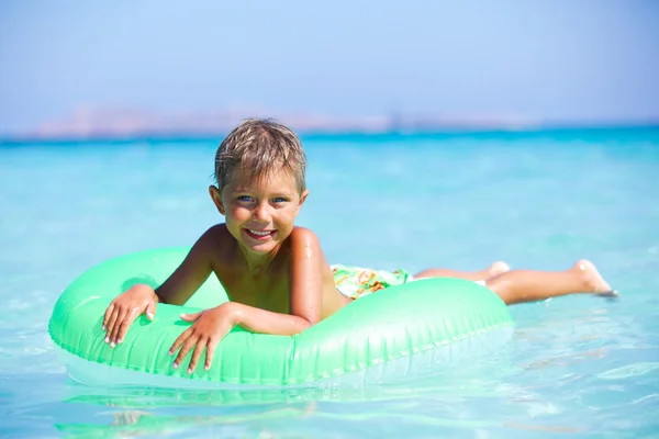 Menino brincando no mar — Fotografia de Stock