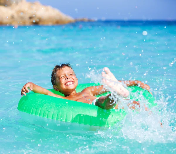 Jongen speelt in de zee — Stockfoto