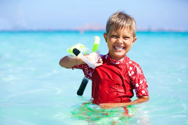 Pojke snorkling — Stockfoto