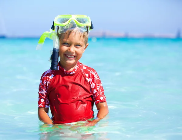 Pojke snorkling — Stockfoto