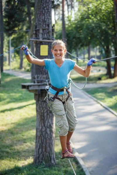 Dívka v horolezecké dobrodružství parku — Stock fotografie