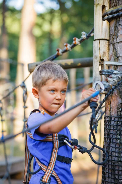 Boy v horolezecké dobrodružství parku — Stock fotografie