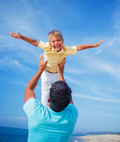 Vater und Sohn am Strand — Stockfoto