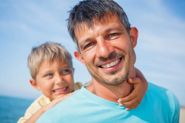 Vater und Sohn am Strand — Stockfoto