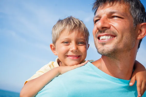 Vater und Sohn am Strand — Stockfoto