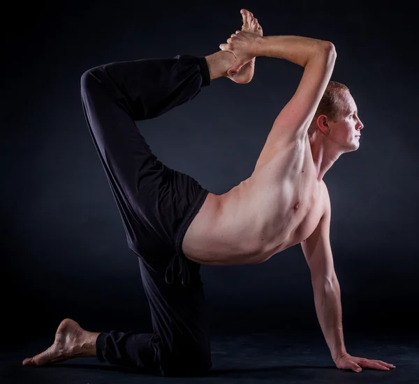 Человек-йога — стоковое фото