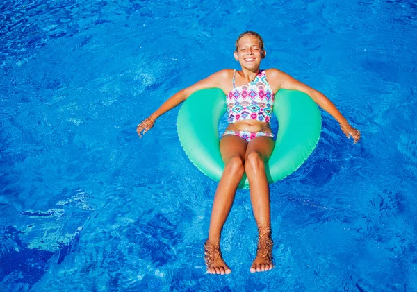 Girl swims in a pool — Stock Photo, Image