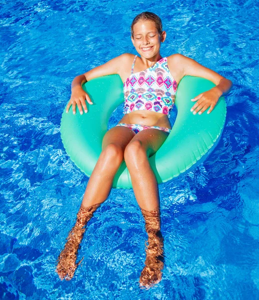 Tyttö ui uima-altaassa — kuvapankkivalokuva