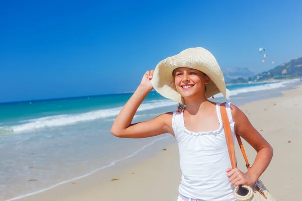 Meisje op het strand — Stockfoto