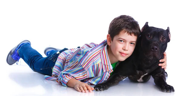 Ragazzo con il suo Pit Bull Terrier — Foto Stock