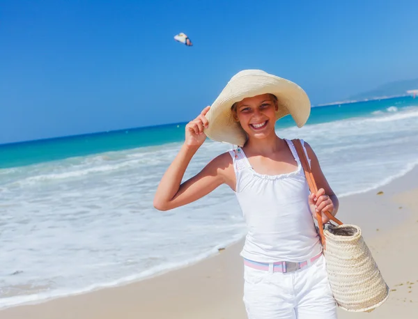 Fille sur la plage — Photo