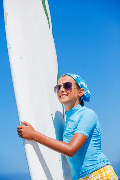 Meisje met surf — Stockfoto