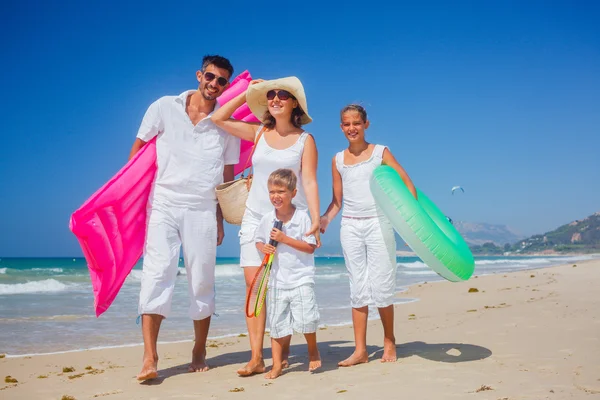 Familjen på tropical beach — Stockfoto