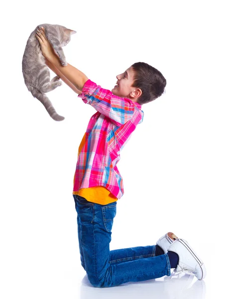 Мальчик со своей кошкой — стоковое фото