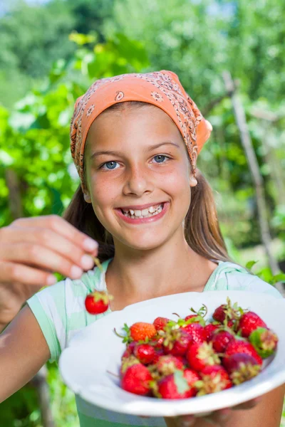 Meisje met verse aardbeien — Stockfoto