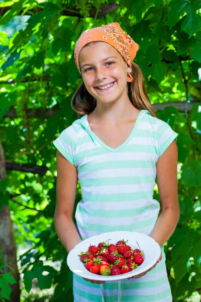 Meisje met verse aardbeien — Stockfoto