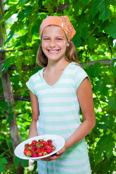 Dívka s čerstvými jahodami — Stock fotografie