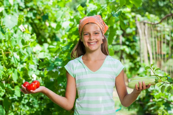 Menina com legumes — Fotografia de Stock