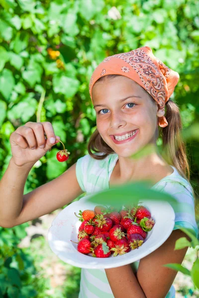 Meisje met verse aardbeien — Stockfoto