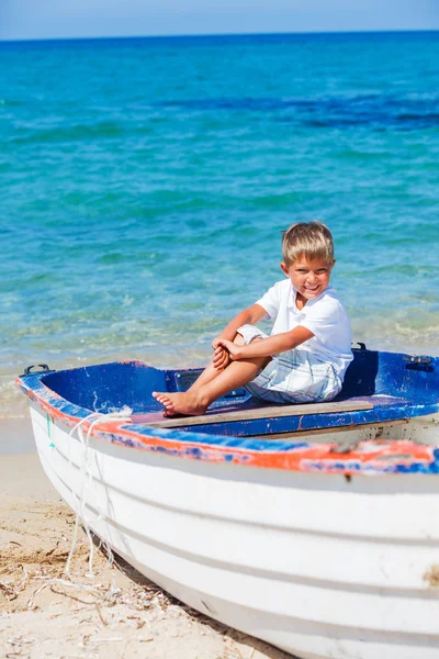Мальчик с лодкой — стоковое фото