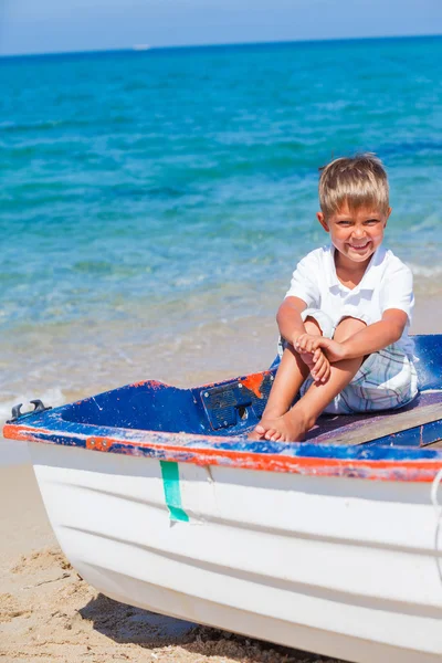 Menino com barco — Fotografia de Stock