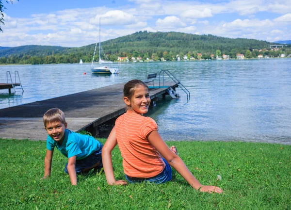 Niños en el lago — Foto de Stock