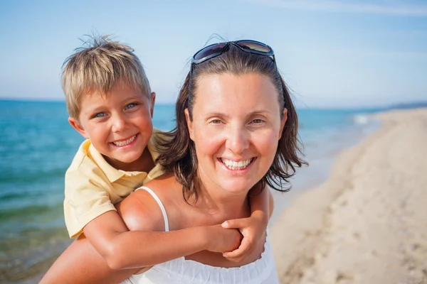 Mor och son på stranden — Stockfoto