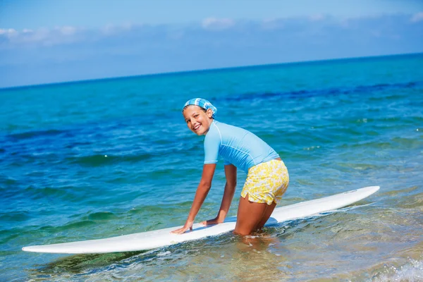 Chica con surf —  Fotos de Stock