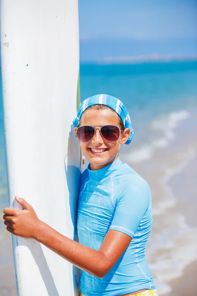 Menina com surf — Fotografia de Stock