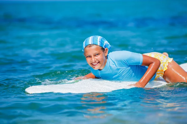 Menina com surf — Fotografia de Stock