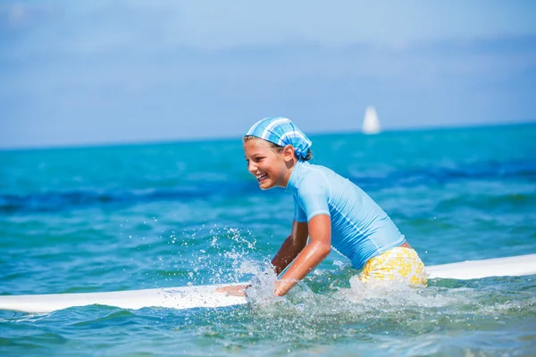 Chica con surf —  Fotos de Stock