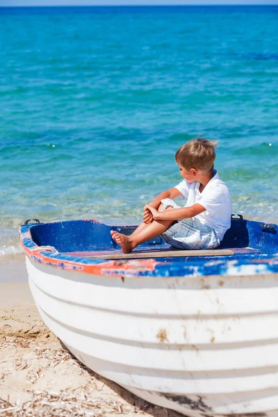 Junge mit Boot — Stockfoto