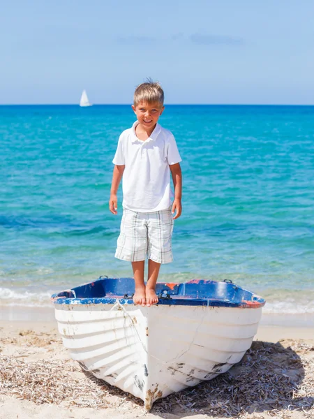 Junge mit Boot — Stockfoto