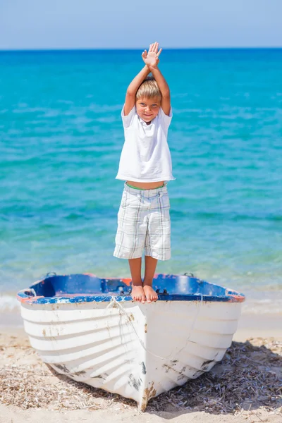 Menino com barco — Fotografia de Stock