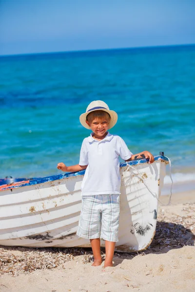 Мальчик с лодкой — стоковое фото