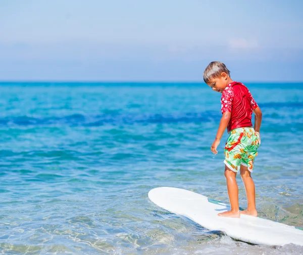 Pojke med surf — Stockfoto