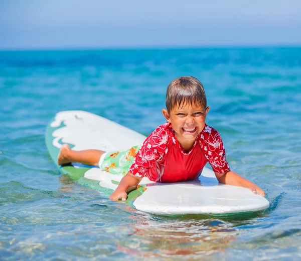 Jongen met surf — Stockfoto