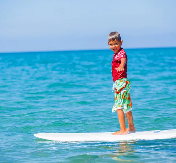 Pojke med surf — Stockfoto