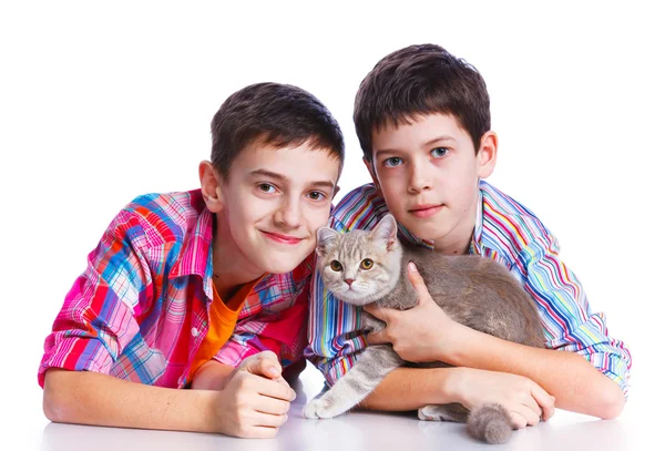 Jungen mit seiner Katze — Stockfoto
