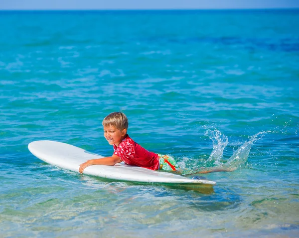 Jongen met surf — Stockfoto