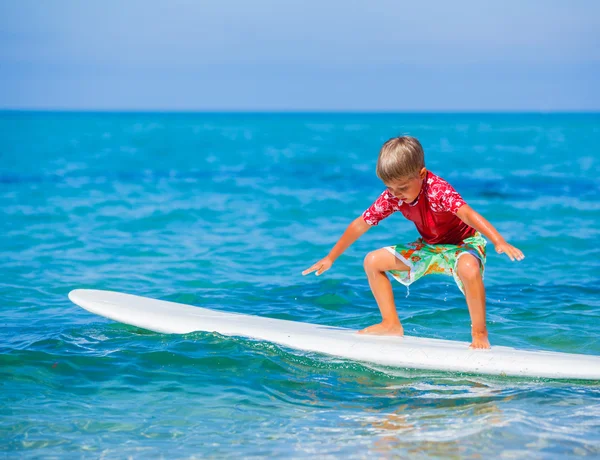 Pojke med surf — Stockfoto