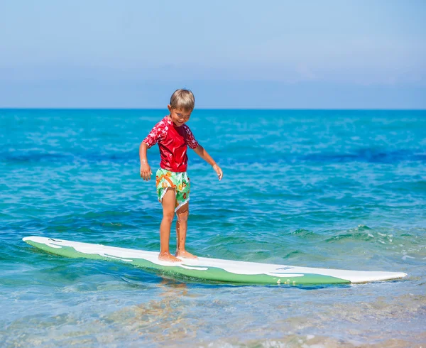 Niño con surf —  Fotos de Stock