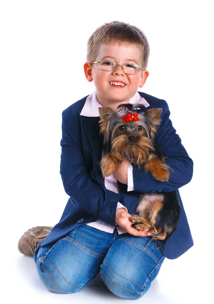 Rapaz com o seu terrier Yorkshire — Fotografia de Stock