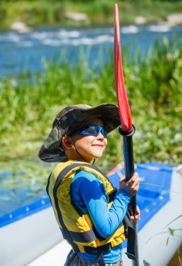 Nehirde kano yapan çocuk