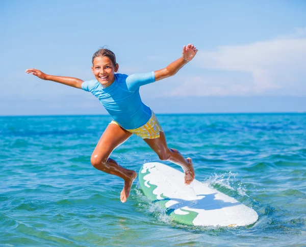 Menina com surf — Fotografia de Stock