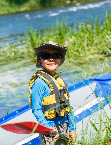 Pojke kajakpaddling på floden — Stockfoto