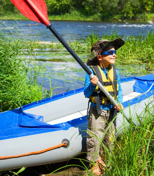 Niño kayak en el río —  Fotos de Stock