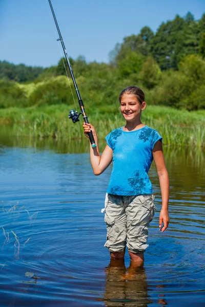 Menina pesca no rio . — Fotografia de Stock