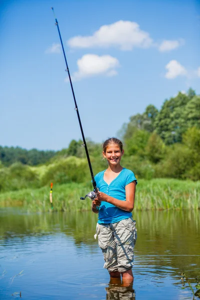 Menina pesca no rio . — Fotografia de Stock