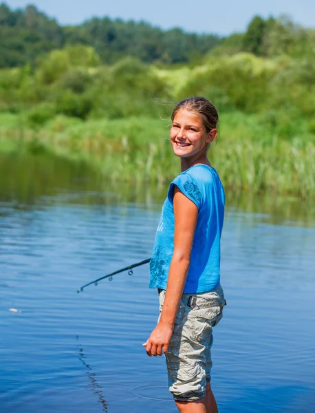 Menina pesca no rio . — Fotografia de Stock